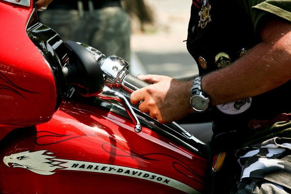 Comment installer un kit de conversion LED sur une moto ancienne pour une meilleure visibilité ?